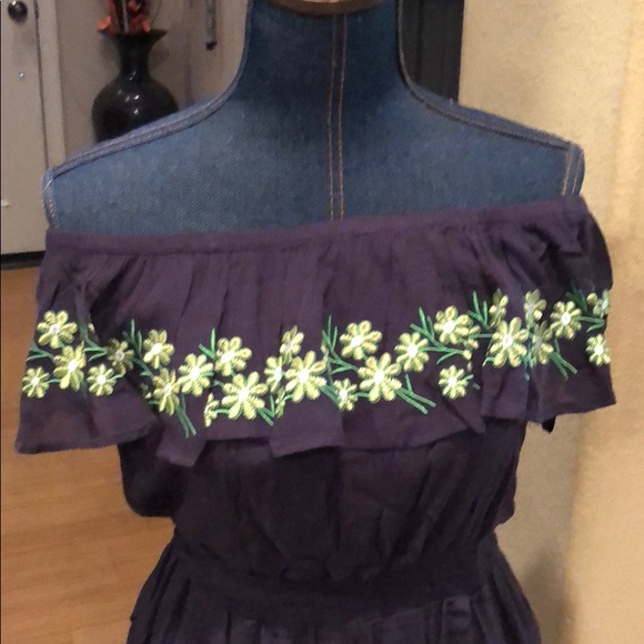 Off the shoulder embroidered design Dress - Picture 4 of 6
